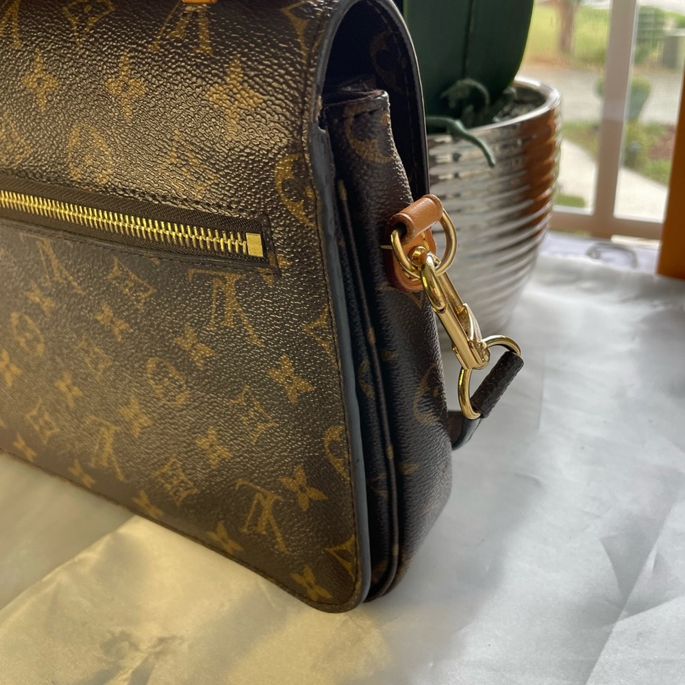 Louis Vuitton Pochette Métis - Picture 11 of 16